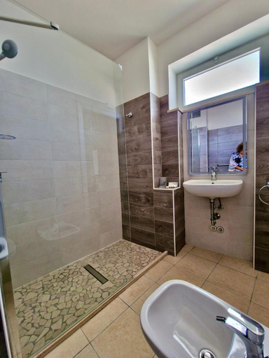 Others 5, Hotel Rossella, Rimini