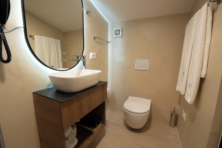 Bathroom 3, Vila Lasko, Kavajës