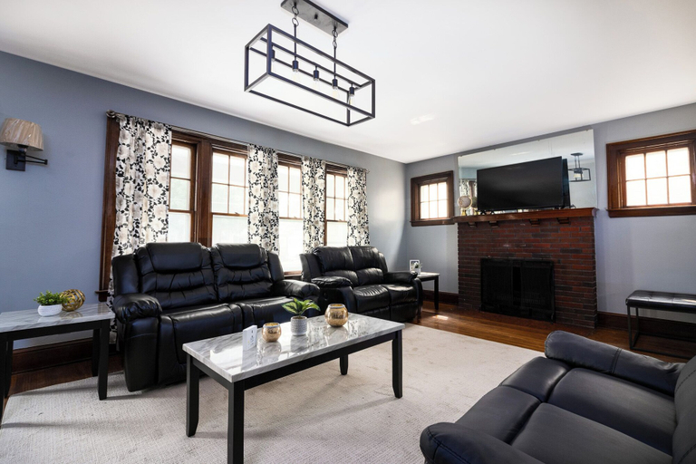 Living area 4, 5Br, 1.5 Ba Close To Niagara Falls State Park, Niagara