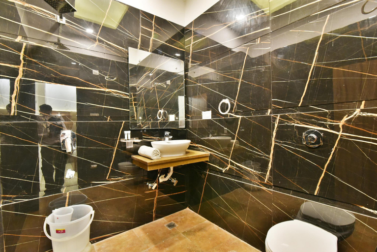 Bathroom 2, Hotel Sallow Premium, Amritsar