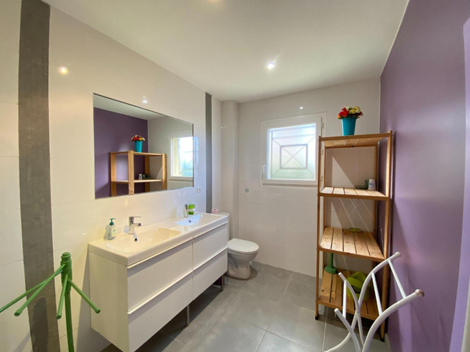 Bathroom 4, holiday home with pool in Grayan-et-lHopital, Gironde