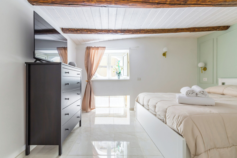 Room 2, Umberto's Nest at Toledo, Napoli