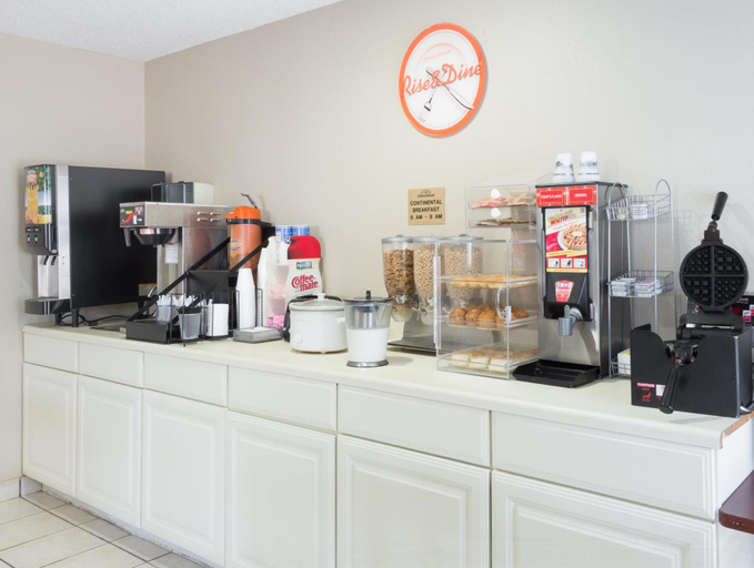 Food & Drinks, Baymont by Wyndham Iowa Lake Charles, Calcasieu