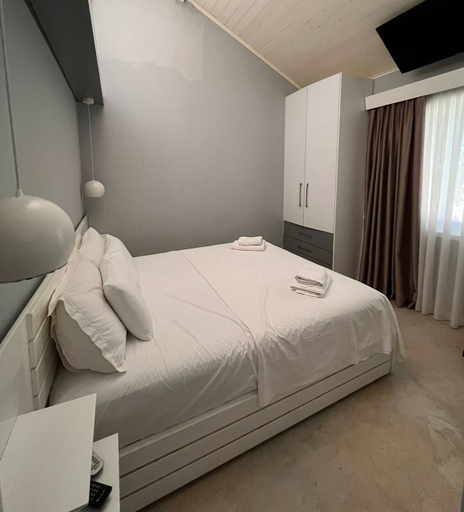 Others 2, Kompleksi Aljoma, Durrësit