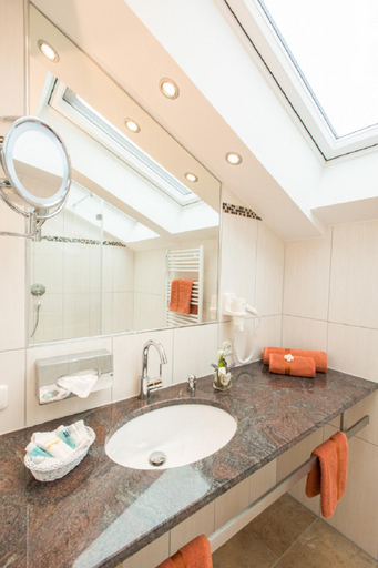 Bathroom 2, Hotel Alpspitz B&B, Garmisch-Partenkirchen