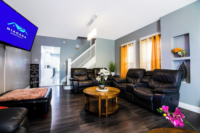 Living area 4, Double House Rental – 11Br Perfect For Big Groups, Niagara
