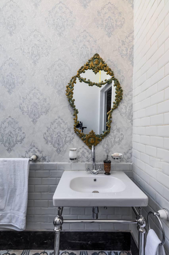 Bathroom 2, "Downtown Sunny Hideaway: Vintage, 7 Balconies", Al-Azbakiyah