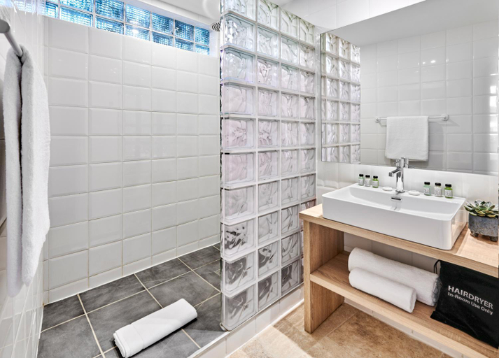Bathroom 4, Hotel Le Suquet Cannes, Alpes-Maritimes