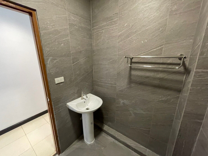 Bathroom 3, The Base Inn, Pattaya