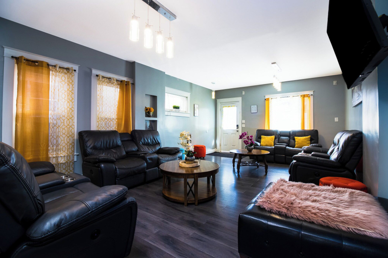 Living area 2, Double House Rental – 11Br Perfect For Big Groups, Niagara