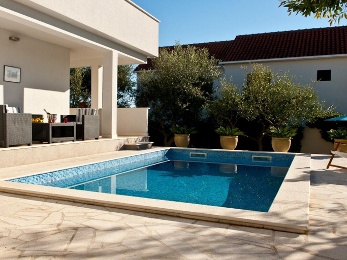 Sport & Beauty 2, Holiday home Ingrid - Four Bedroom Holiday Home with Pool, Okrug