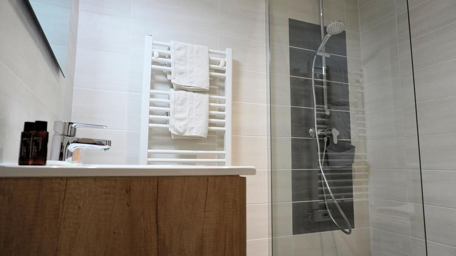 Bathroom 3, Aubergade, Gers