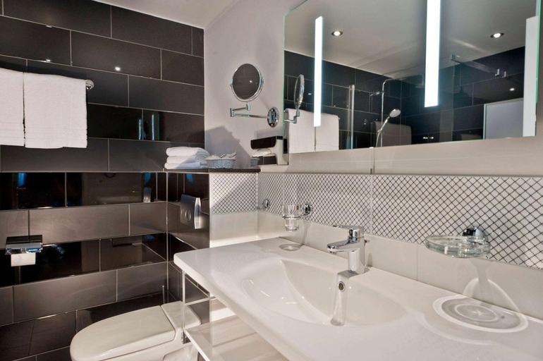 Bathroom 4, Wyndham Duisburger Hof, Duisburg