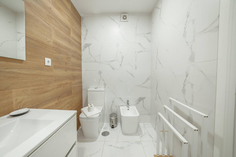 Bathroom 2, Coliseu Apartment by Hosty, Porto