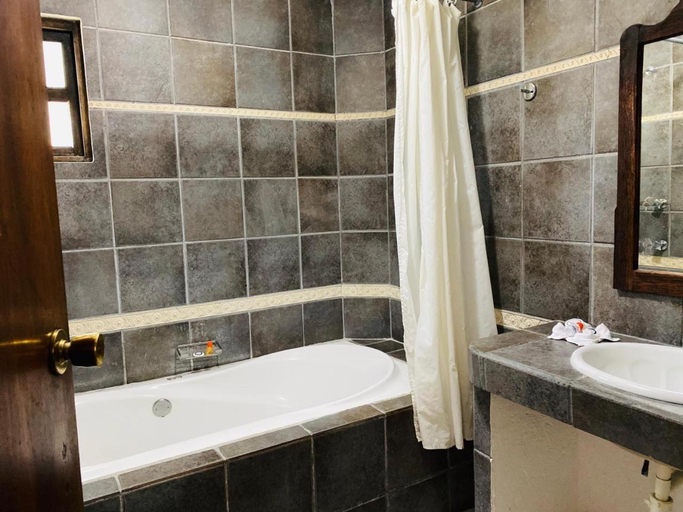 Bathroom 5, Hotel La Mansion, San José Iturbide