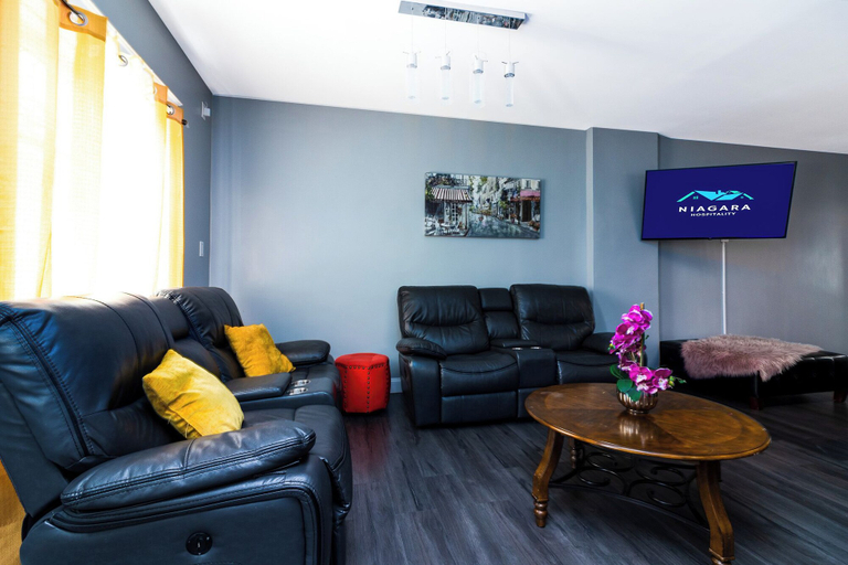 Living area 3, Double House Rental – 11Br Perfect For Big Groups, Niagara