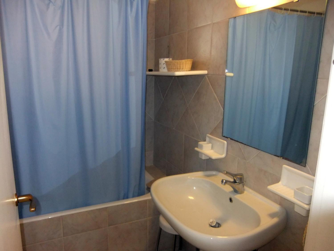 Bathroom 3, Hotel Biancamaria, Napoli