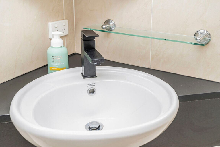 Bathroom 3, The Swan Valley Hotel, Swan