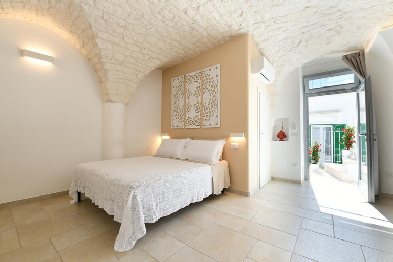 Others 4, La Scala del Borgo, Brindisi
