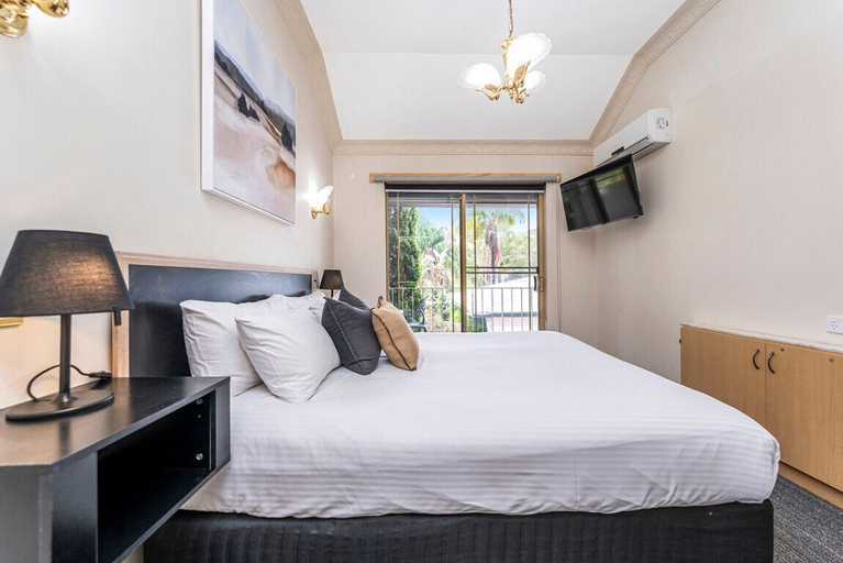 Bedroom 2, The Swan Valley Hotel, Swan