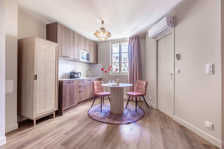 Others 5, Residence LeVilliers, Paris