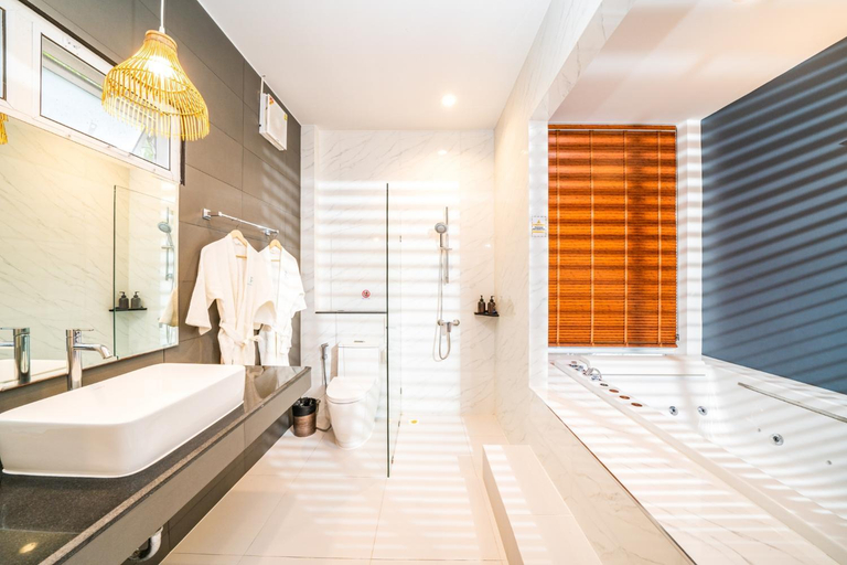 Bathroom 3, Resto Sea Resort, Bang Saphan