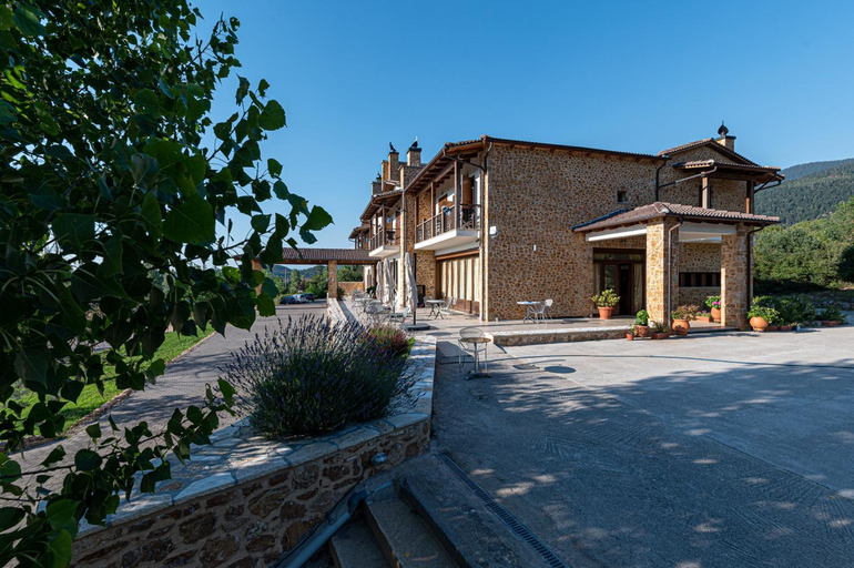 Exterior & Views