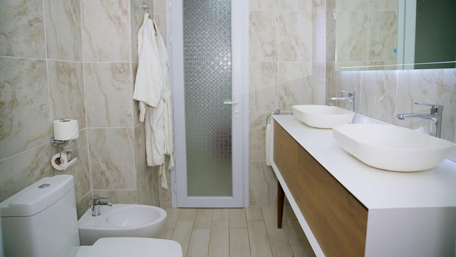 Bathroom 4, Merina Hotel, Mfoundi