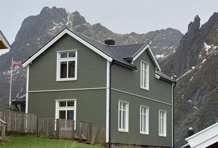 Exterior & Views