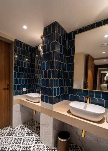 Bathroom 5, Titanic Boutique Hotel, North Goa