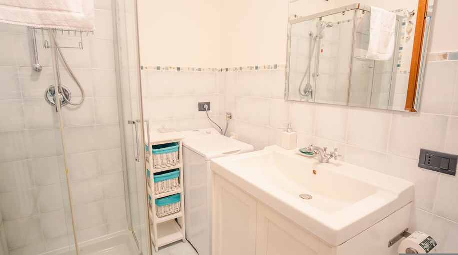 Bathroom 5, La Terrazza sul Lago - Italian Homing, Brescia