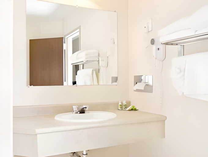 Bathroom 5, Park West Inn, Division No. 11