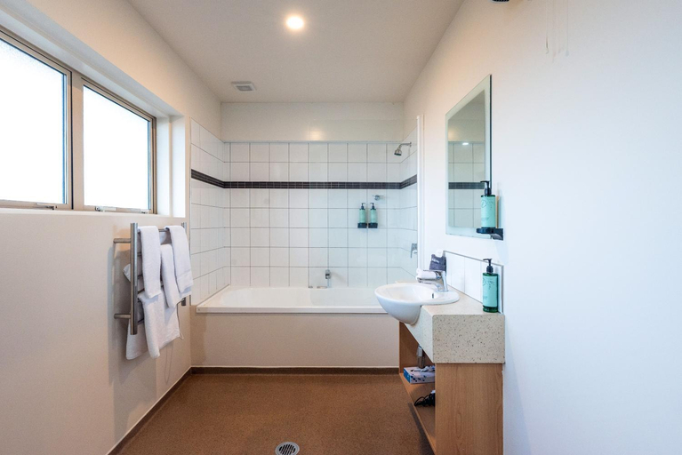 Bathroom 4, Hanmer Springs Gateway Lodge, Hurunui