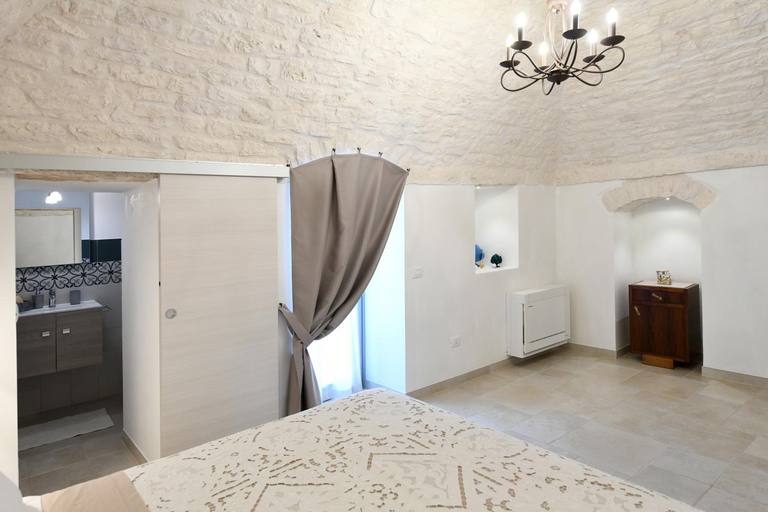 Others 5, La Scala del Borgo, Brindisi