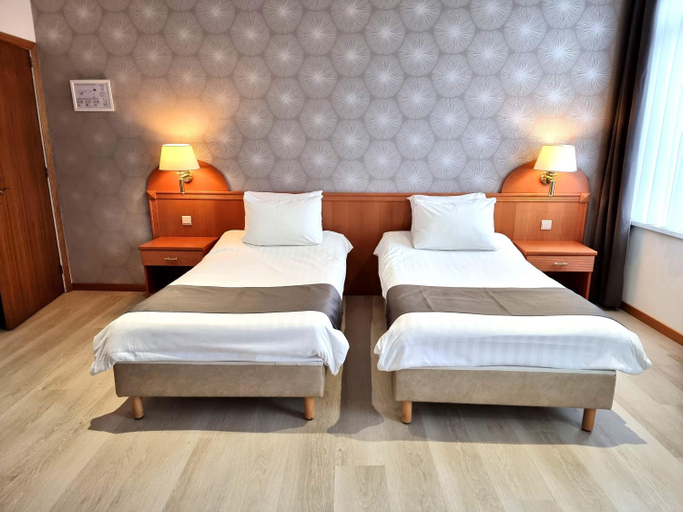 Bedroom 2, Hotel Cardinal, Liège