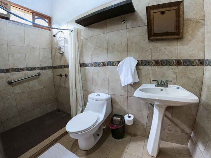 Bathroom 3, Congos Lodge, Altagracia