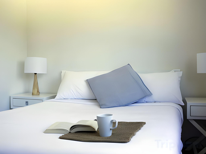 Bedroom 2, Arts Factory by Nomads, Byron
