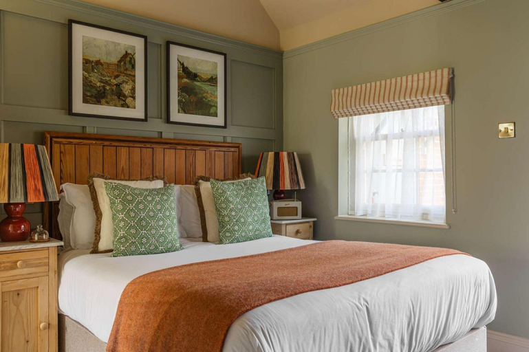 Bedroom 2, The Huntsman of Brockenhurst, Hampshire