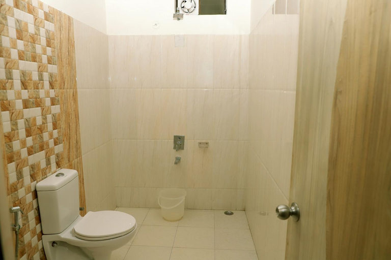 Bathroom 4, Hotel The Golden Bird, Agra