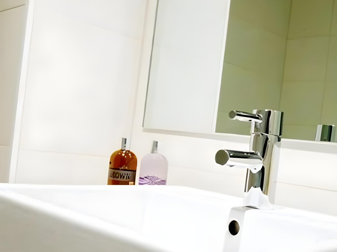 Bathroom, Wyndel Apartments Clarke Street Crows Nest, Sydney