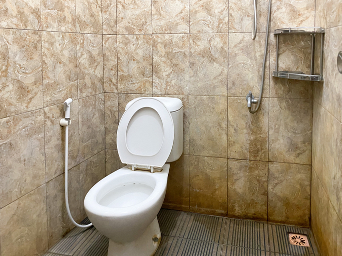 Bathroom 4, De Zity Homestay RedPartner near Alun Alun Jember, Jember