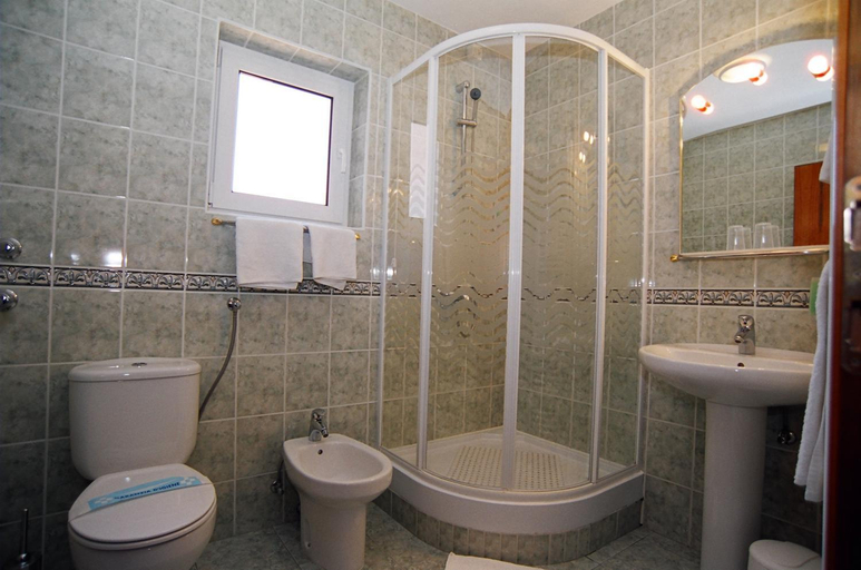 Bathroom 3, Hotel Makin, Novigrad