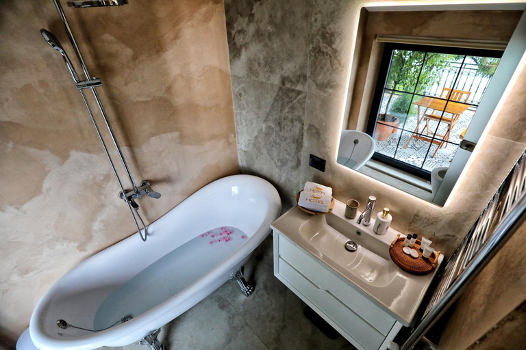 Bathroom 3, Hotel Labiatan, Shkodrës