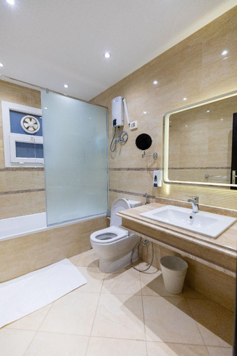 Bathroom 3, Luxurious Family 5BR Pool View Near Airport!, An-Nuzhah