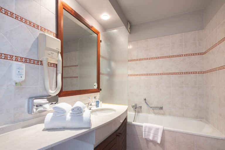 Bathroom 5, Zenitude Hotel-Residences Le Cannet, Alpes-Maritimes