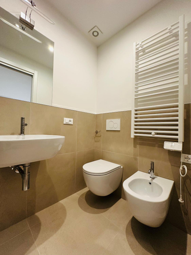 Bathroom 3, Poggi 7, Florence
