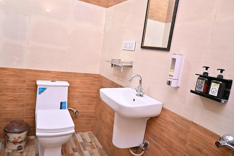 Bathroom 3, Goroomgo K & K Jabalpur, Jabalpur