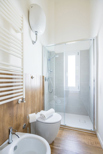 Bathroom 2, Sunny Panoramic Apartment by Napoliapartments, Napoli