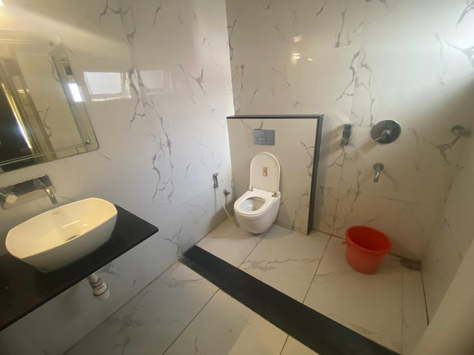 Bathroom 5, Shri Sai Palace inn, Chikmagalur