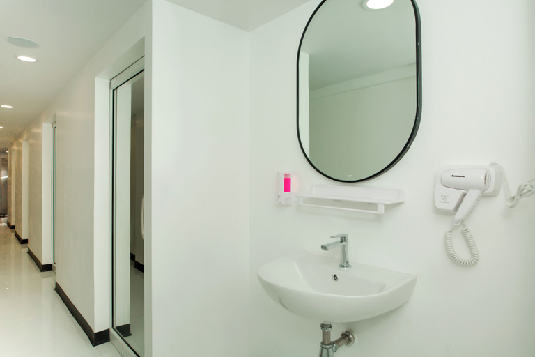 Bathroom 5, The Hostel Era, Wattana